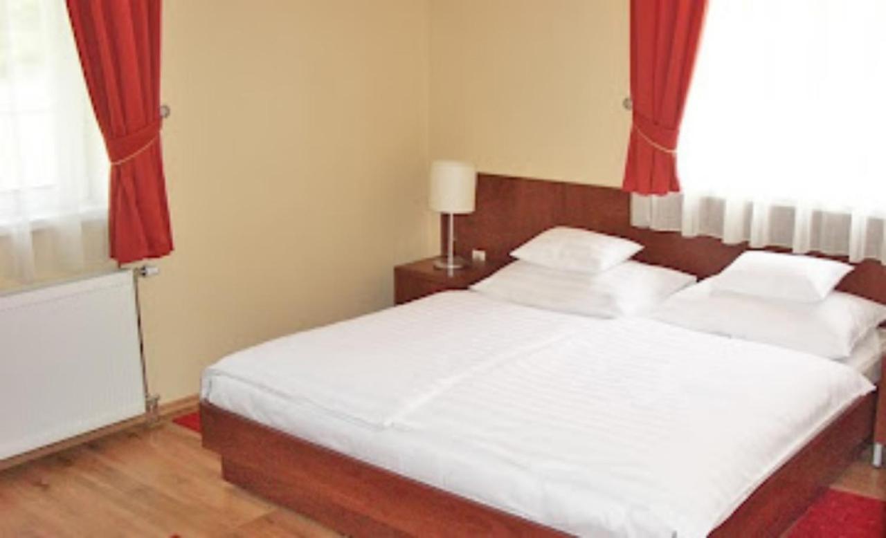 Staff House Bed & Breakfast Mestecǎneşti Exterior foto
