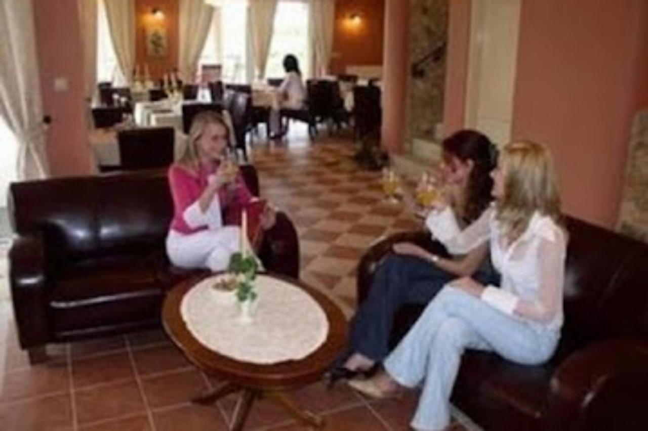 Staff House Bed & Breakfast Mestecǎneşti Exterior foto