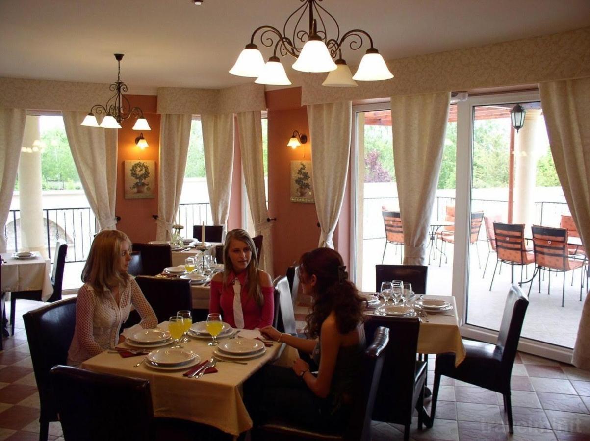 Staff House Bed & Breakfast Mestecǎneşti Exterior foto
