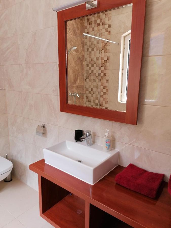 Staff House Bed & Breakfast Mestecǎneşti Exterior foto