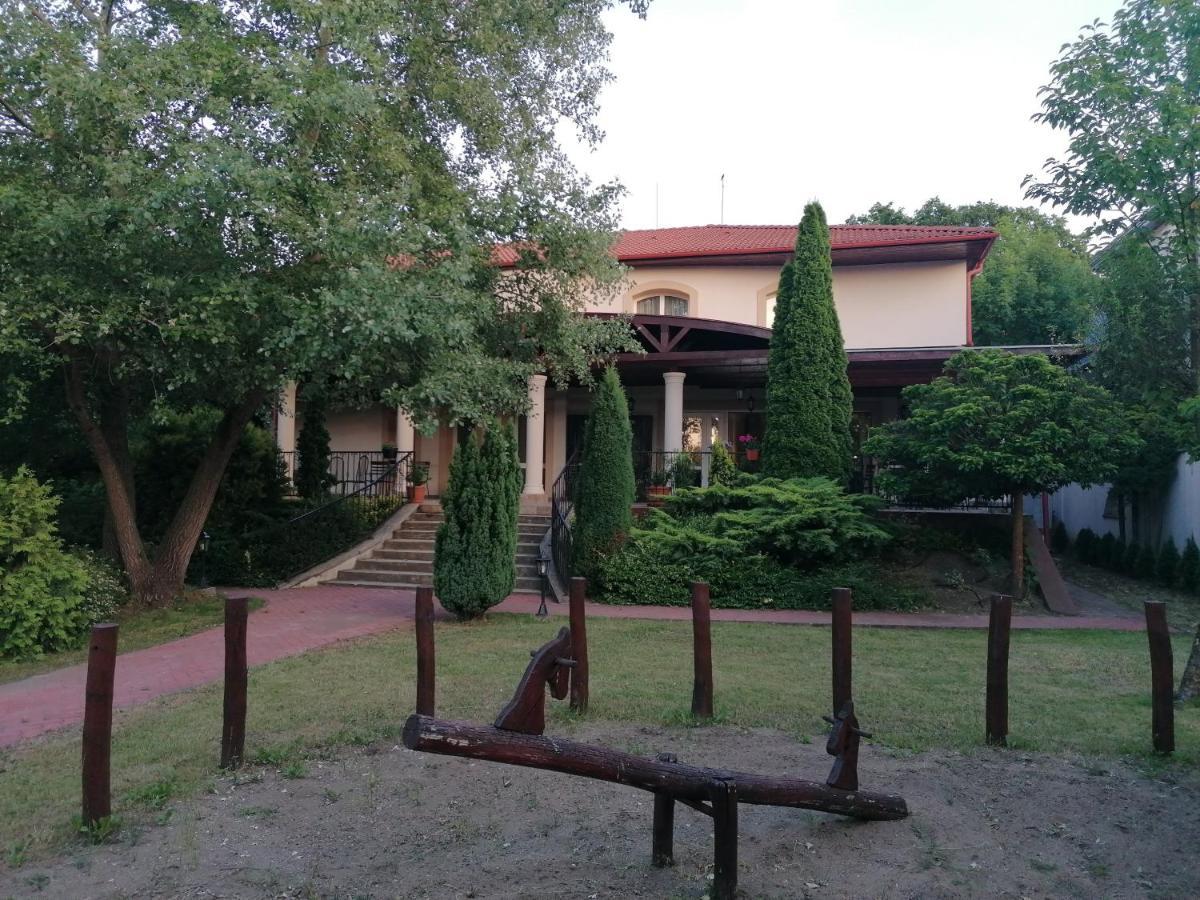 Staff House Bed & Breakfast Mestecǎneşti Exterior foto