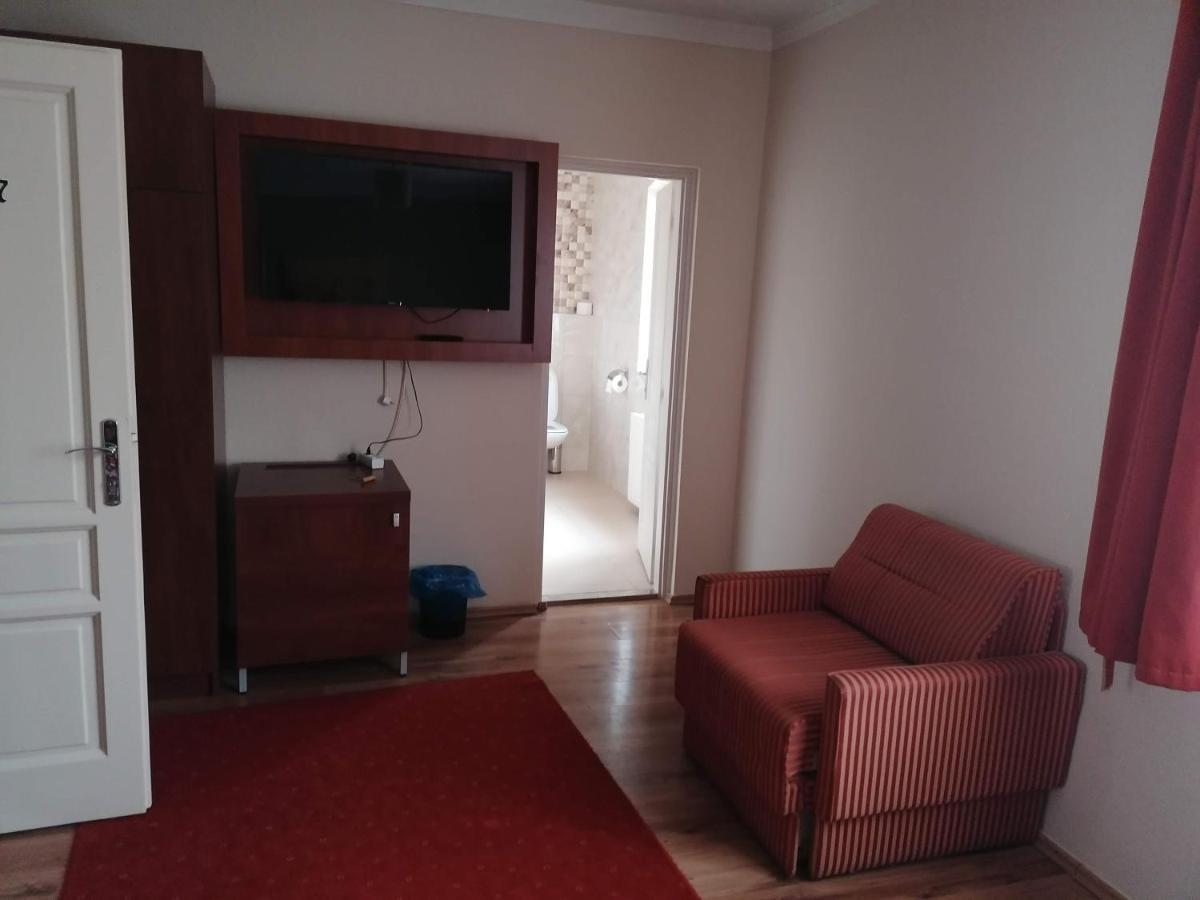 Staff House Bed & Breakfast Mestecǎneşti Exterior foto