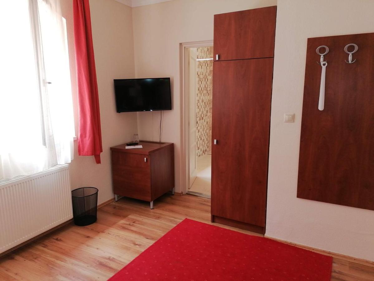 Staff House Bed & Breakfast Mestecǎneşti Exterior foto