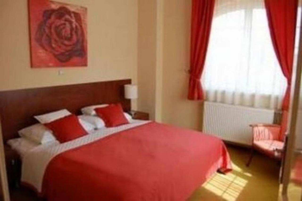 Staff House Bed & Breakfast Mestecǎneşti Exterior foto